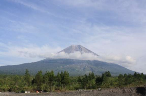 Jalur Pendakian Gunung Semeru Tertingi Pertama di Jawa