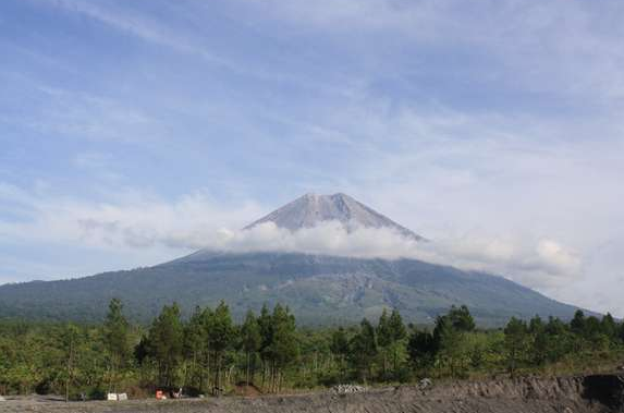 Puncak Gunung Tertinggi di Jawa yang Melambaikan Tangan untuk Didaki