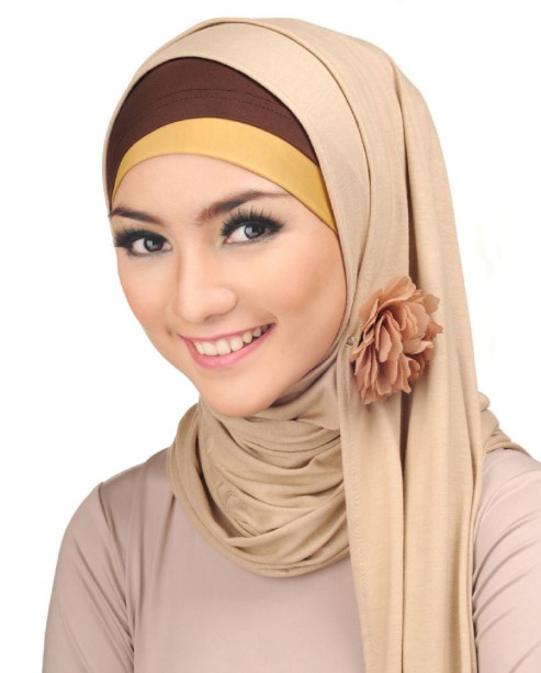 Kreasi jilbab modern untuk wajah dengan dahi lebar