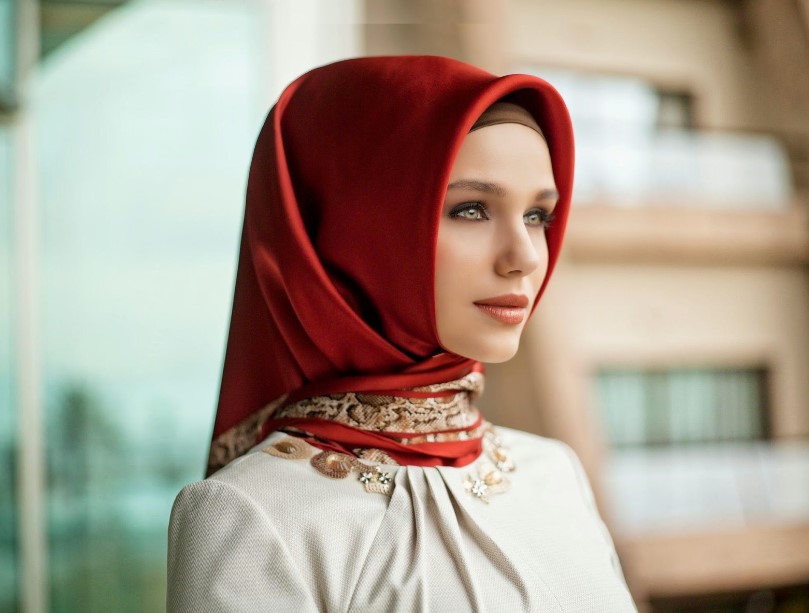Kreasi jilbab modern untuk wajah kotak