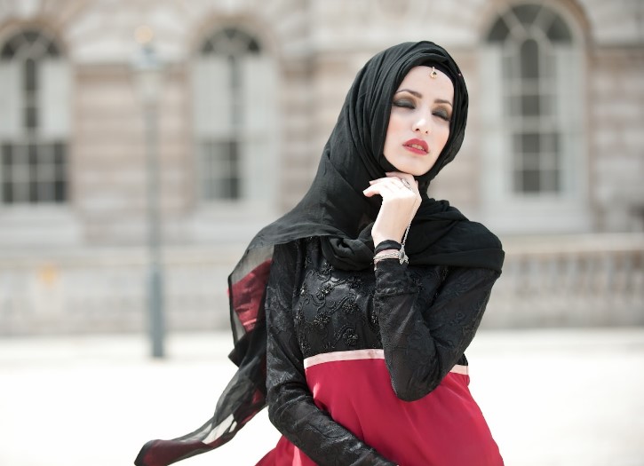 Kreasi jilbab modern untuk wajah lonjong atau panjang