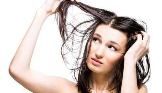 5 Cara Merawat Rambut Berminyak dengan Cepat dan Mudah