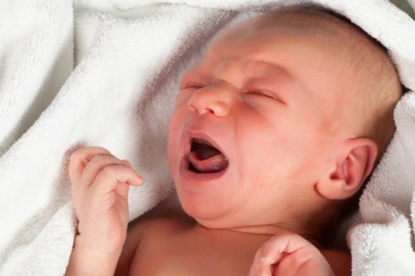 Tips Mengatasi Sakit Tenggorokan pada Bayi